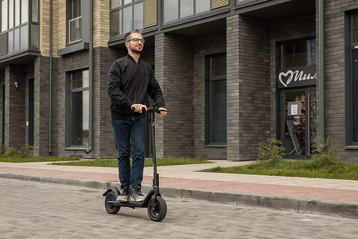 Electric scooters. Hybrids. Video recorders. Expert A. Shub tests new Neoline products