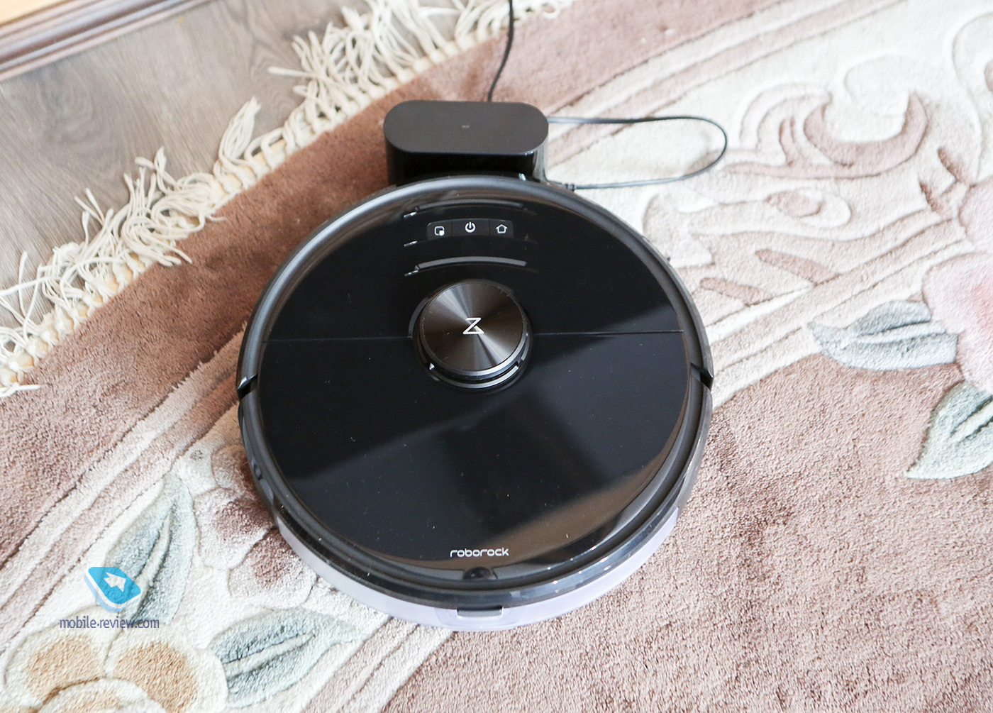 Robot vacuum cleaner with machine vision and AI algorithms - Roborock S6 MaxV