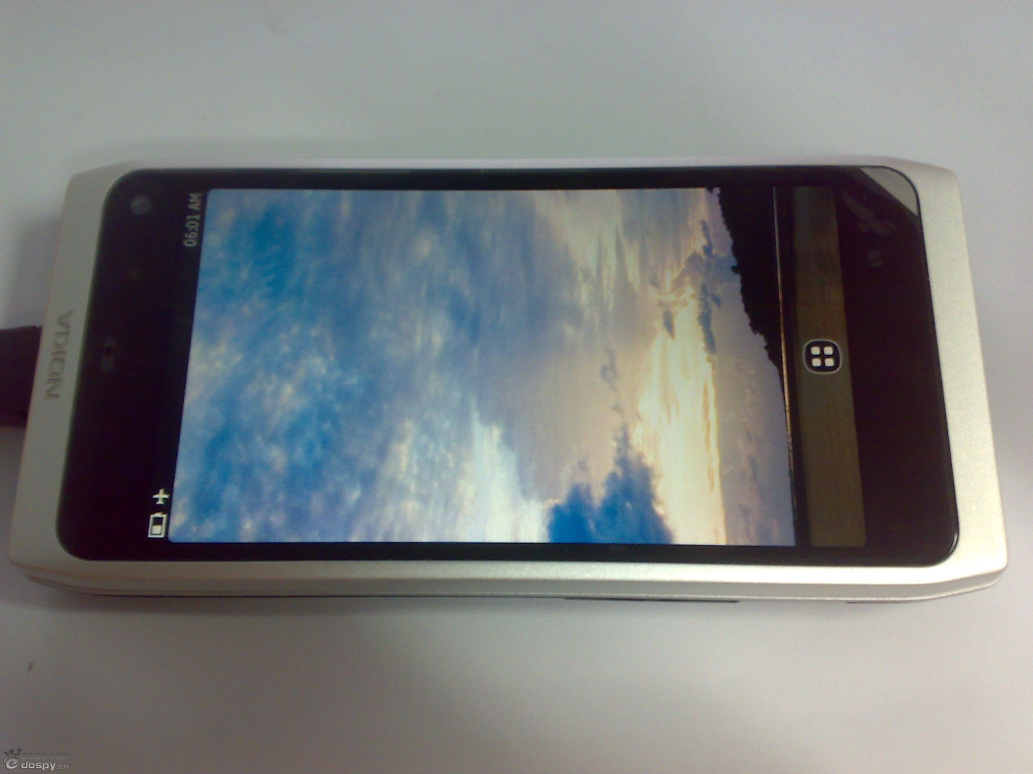 Nokia N9 первые фотографии реального устройства 