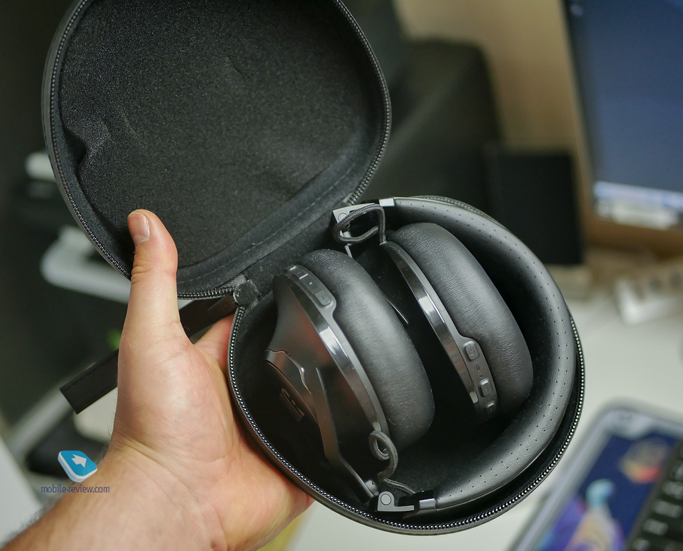 Review of full-size JBL Club 950NC headphones