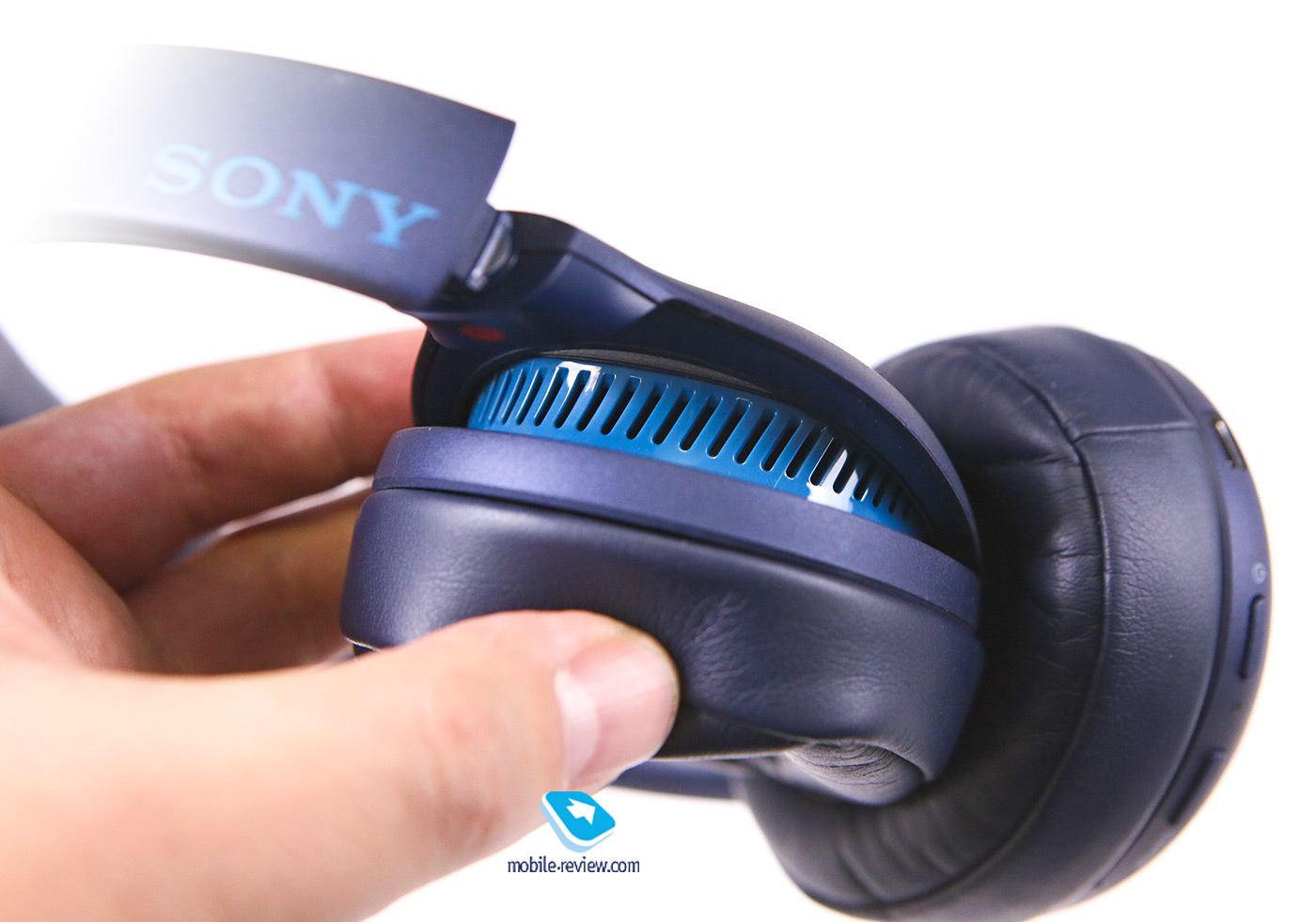      Sony WH-XB900N