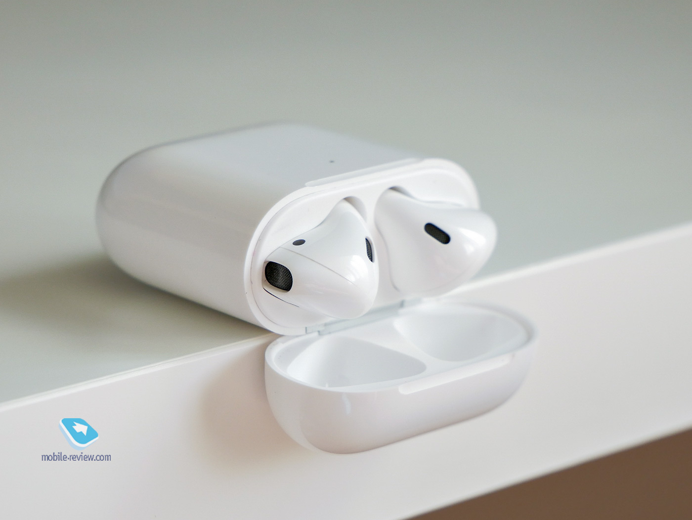   Apple AirPods  