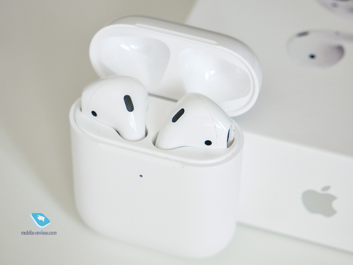   Apple AirPods  