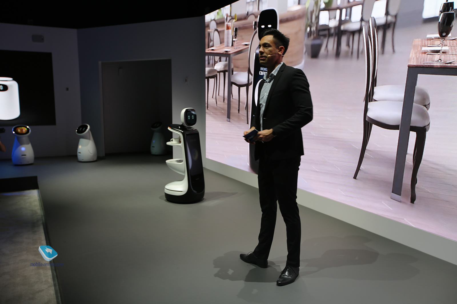 CES 2019. День третий – роботы, что лечат, сторожат и продают