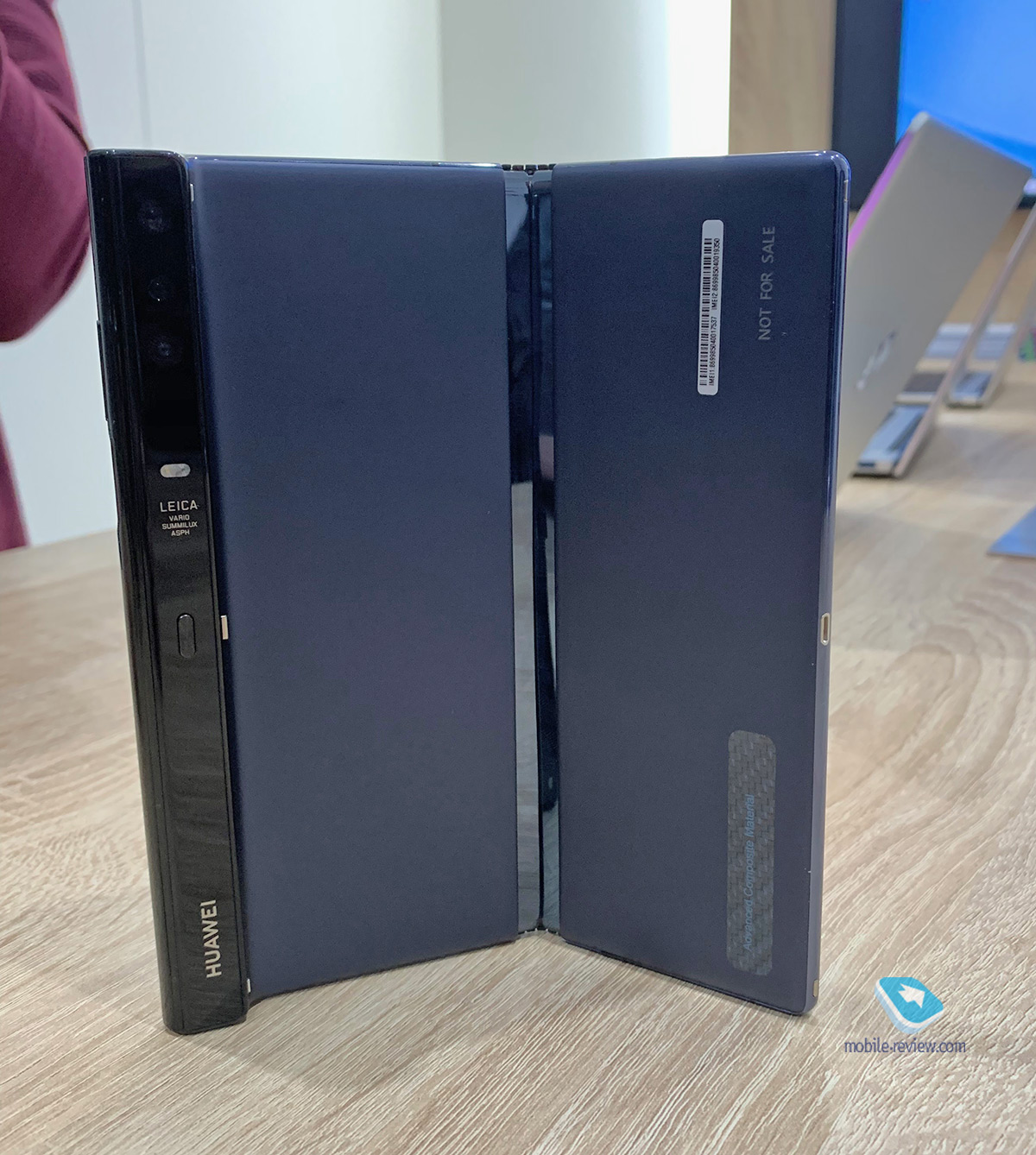 Samsung Fold  Huawei Mate X      