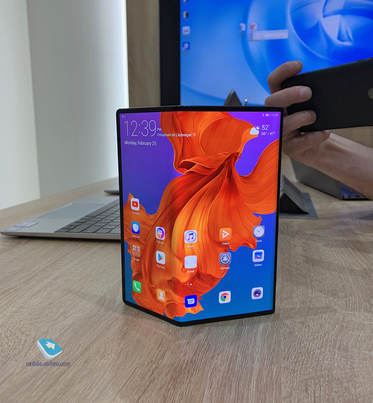 Samsung Fold  Huawei Mate X      