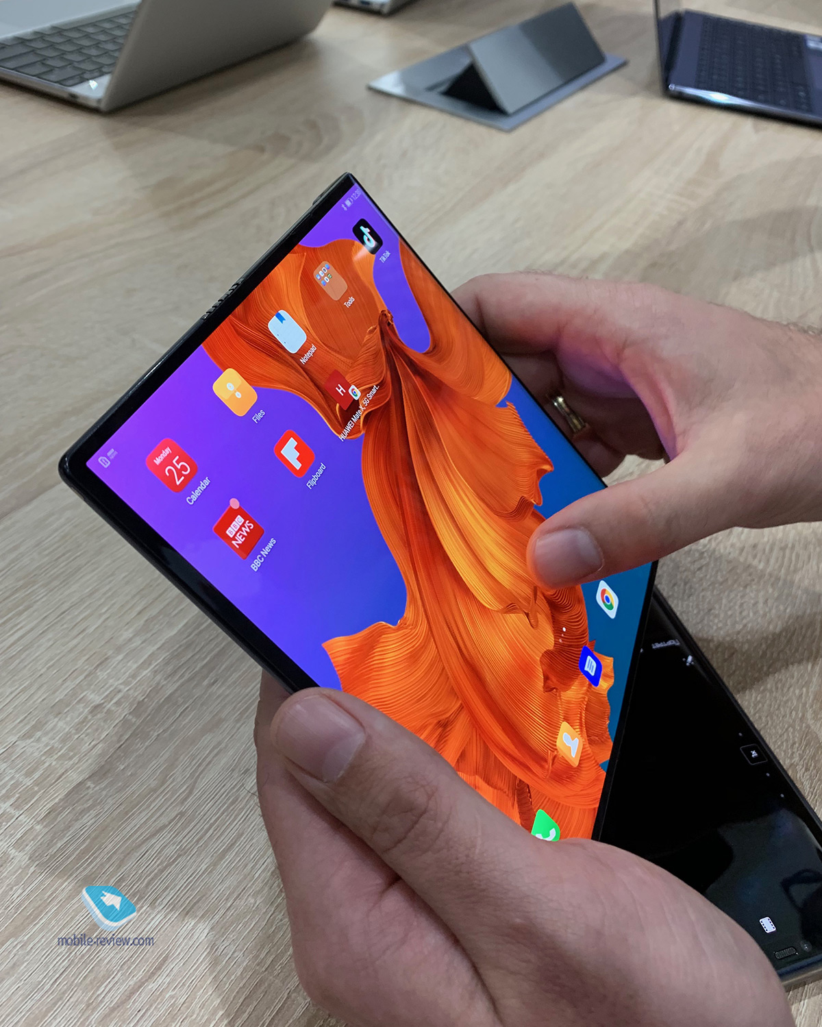 Samsung Fold  Huawei Mate X      