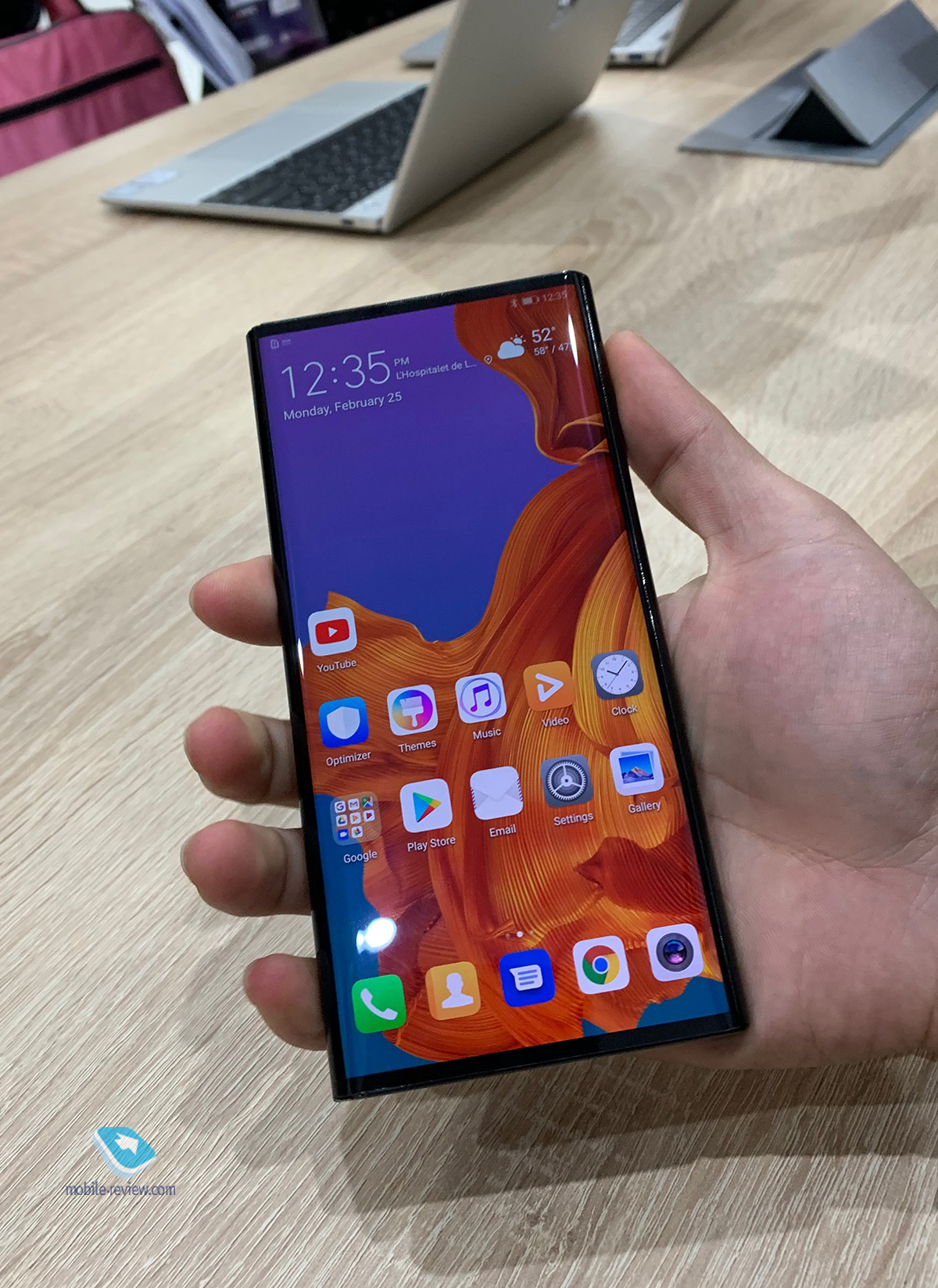 Samsung Fold  Huawei Mate X      