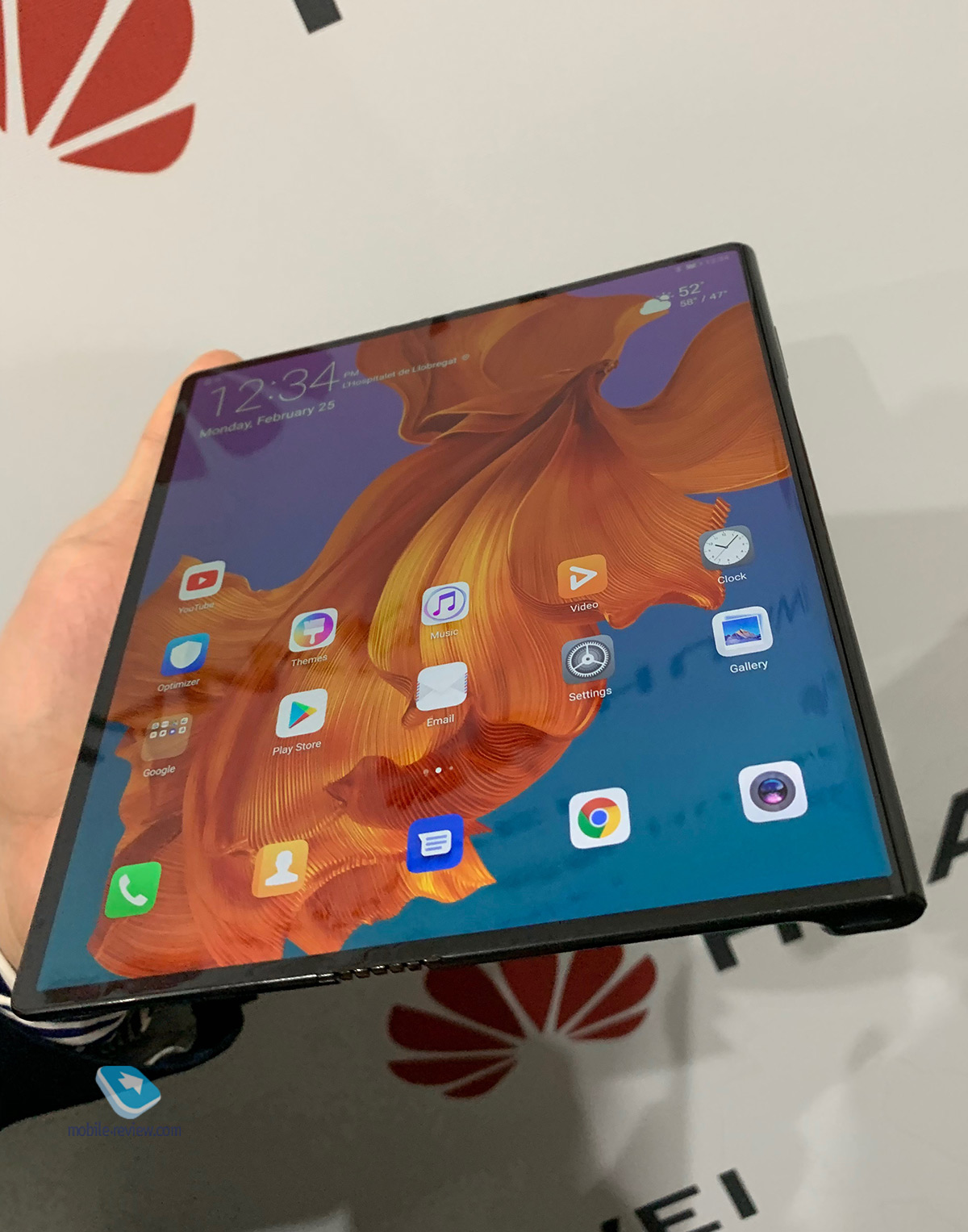 Samsung Fold  Huawei Mate X      