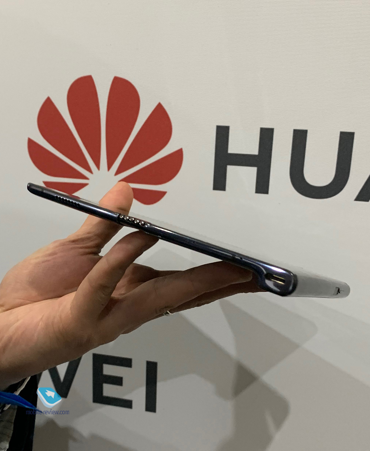 Samsung Fold  Huawei Mate X      