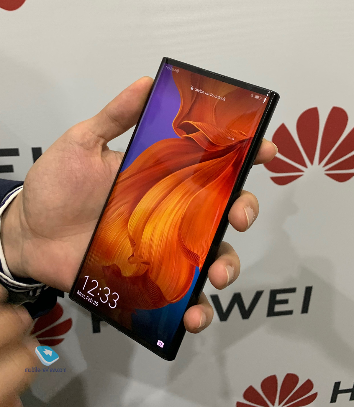 Samsung Fold  Huawei Mate X      