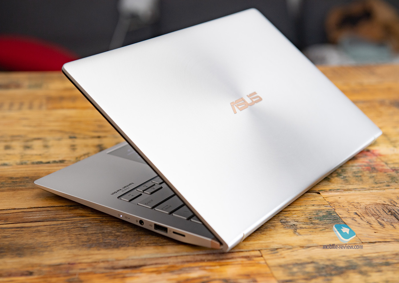   ASUS ZenBook 14 (UM433DA)