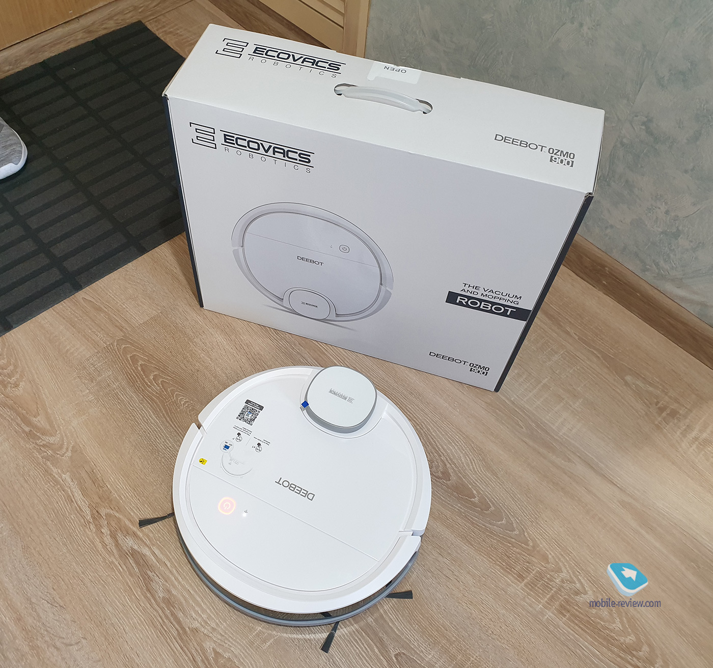 - Ecovacs DEEBOT OZMO 900