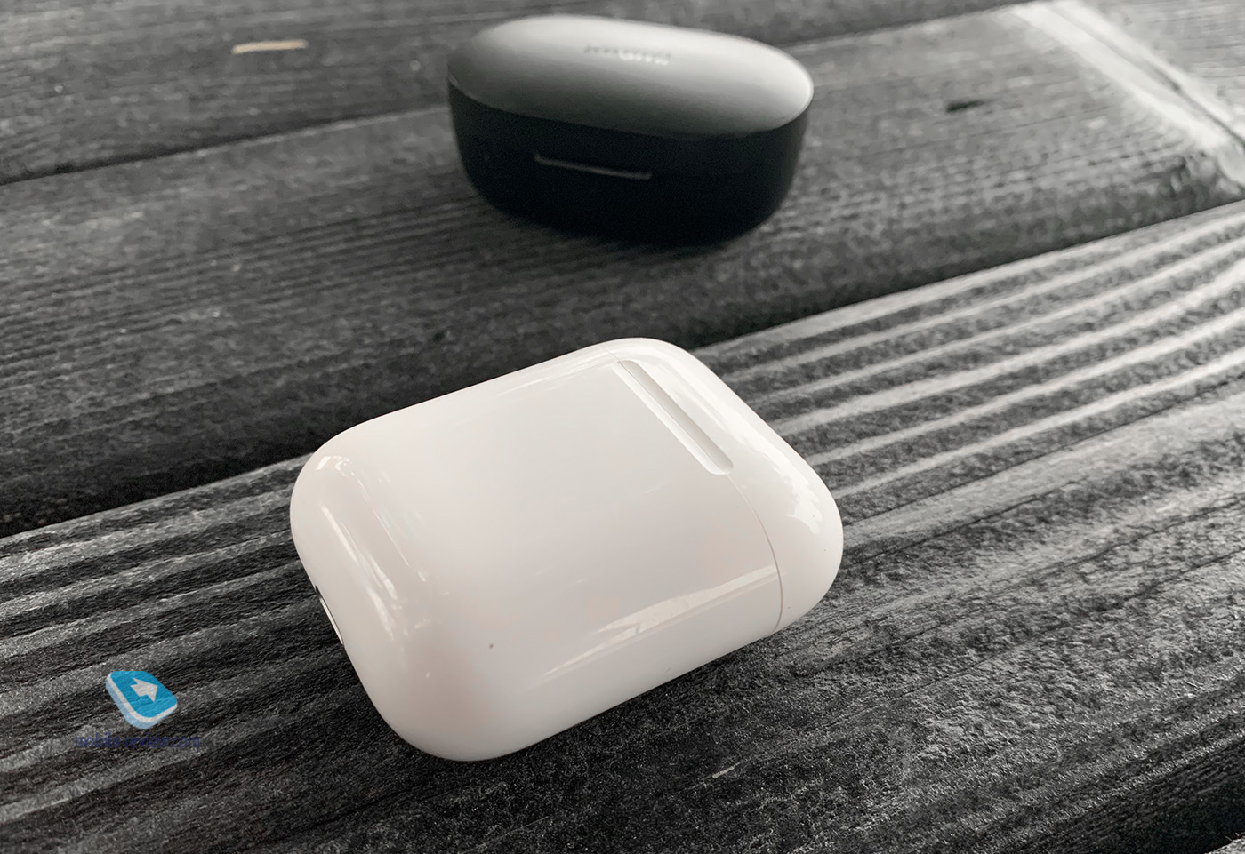 Apple AirPods vs Redmi AirDots