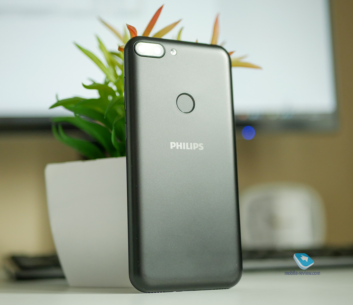 Обзор смартфона Philips S561