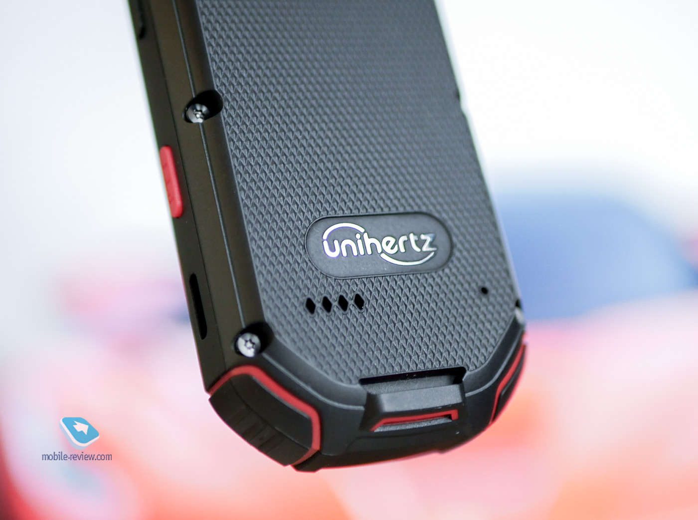 Миниатюрный смартфон Unihertz Atom